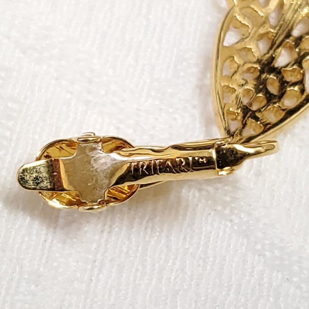Trifari Dangle Earrings Clip On Gold Tone Filigree Leaf 1 7/8" - Picture 3 of 3